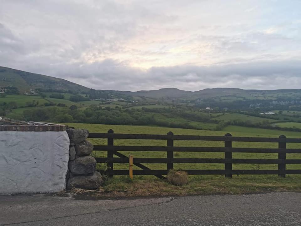 Neds Brae View In The Glens Of Antrim Family And Pet Friendly Carnlough Home Exterior foto